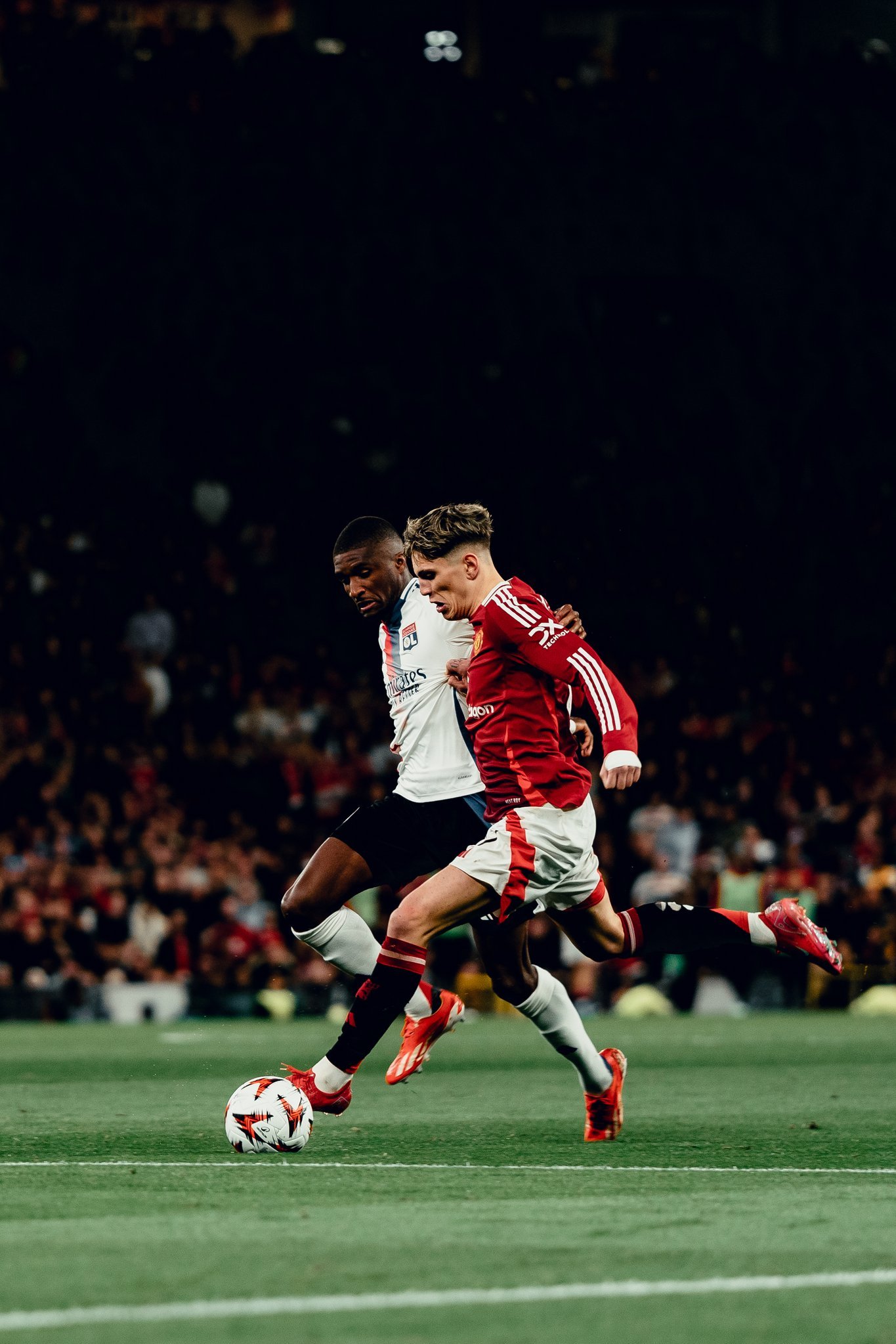 包含马德里竞技对阵曼联：焦点对抗备受瞩目的词条